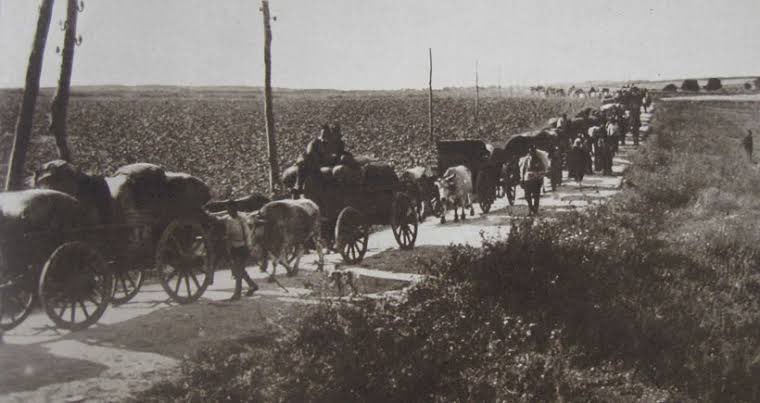 serefalbeniz's tweet photo. 30 OCAK 1923'TE İMZALANAN MÜBADELE ANLAŞMASI
EVLERİNİ,  BARKLARINI,ATA YURTLARINI, ATALARININ MEZARLARINI, OCAKTAKİ AŞINI  BIRAKIP YOLLARA DÜŞEN İNSANLARIMIZIN ACILARIDIR.BEN DE 3.KUŞAK MUBADIL OLARAK BAŞTA BİRİNCi MÜBADİL ATATÜRK OLMAK ÜZERE GÖÇ YOLLARINDA HAYATLARINI KAYBEDEN TÜM MÜBADİLLERİ SAYGI VE RAHMETLE  ANIYORUM.
#Mubadele