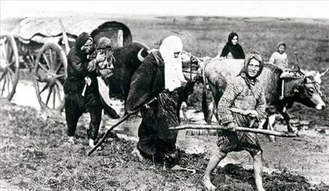 serefalbeniz's tweet photo. 30 OCAK 1923'TE İMZALANAN MÜBADELE ANLAŞMASI
EVLERİNİ,  BARKLARINI,ATA YURTLARINI, ATALARININ MEZARLARINI, OCAKTAKİ AŞINI  BIRAKIP YOLLARA DÜŞEN İNSANLARIMIZIN ACILARIDIR.BEN DE 3.KUŞAK MUBADIL OLARAK BAŞTA BİRİNCi MÜBADİL ATATÜRK OLMAK ÜZERE GÖÇ YOLLARINDA HAYATLARINI KAYBEDEN TÜM MÜBADİLLERİ SAYGI VE RAHMETLE  ANIYORUM.
#Mubadele