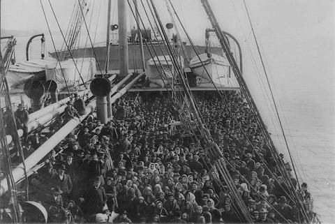 serefalbeniz's tweet photo. 30 OCAK 1923'TE İMZALANAN MÜBADELE ANLAŞMASI
EVLERİNİ,  BARKLARINI,ATA YURTLARINI, ATALARININ MEZARLARINI, OCAKTAKİ AŞINI  BIRAKIP YOLLARA DÜŞEN İNSANLARIMIZIN ACILARIDIR.BEN DE 3.KUŞAK MUBADIL OLARAK BAŞTA BİRİNCi MÜBADİL ATATÜRK OLMAK ÜZERE GÖÇ YOLLARINDA HAYATLARINI KAYBEDEN TÜM MÜBADİLLERİ SAYGI VE RAHMETLE  ANIYORUM.
#Mubadele