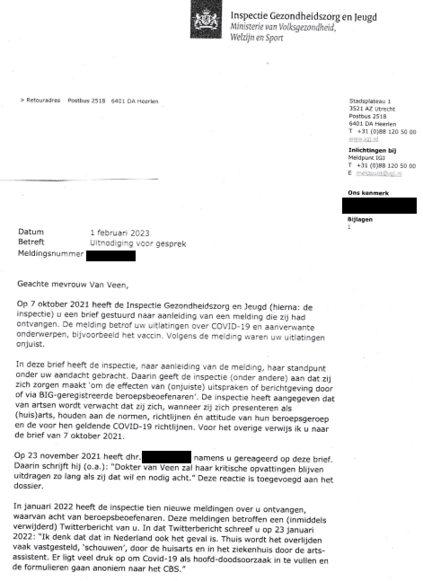 veen_els's tweet photo. Precies een jaar geleden startte de Inspectie @IGJnl een onderzoek naar mij. Ik heb me altijd aan mijn eed gehouden, mijn patiënten zo goed mogelijk behandeld, ook de afgelopen jaren. Het onderzoek wat de Inspectie is gestart is op basis van meldingen, deels door artsen. De meldend artsen hebben geen contact met mij gezocht, voordat ze me meldden bij de Inspectie.

Eind december 2023 ontving ik een concept rapport van 62 bladzijden. Daaruit blijkt dat de Inspectie mijn uitlatingen in de media en op social media controleert. Niet mijn bejegening en behandeling van mijn patiënten, dat kan ook niet, want daar waren in de afgelopen 21 jaren geen klachten over.

Ik vind het emotioneel zwaar om zolang in onderzoek te zijn. Het trekt een zware wissel, terwijl het beroep van huisarts al zwaar genoeg is. Vanaf 2020 ging de Inspectie toezien op uitlatingen van artsen en als ze niet overeen kwamen met het heersende narratief van OMT en RIVM, werden uitlatingen complottheorieën en desinformatie genoemd. Doordat je gemeld kon worden bij de Inspectie, ontstond er angst onder medici om je uit te spreken. Ik heb de afgelopen jaren veel artsen gesproken die bang zijn geworden, ook doordat ze zien wat er met artsen zoals ik is gebeurd.

Angst is ondermijnend; voor je eigen gezondheid, maar ook voor het vrije debat onder medici, wetenschappers en in de samenleving.

Ik hoop op een toekomst waarin artsen niet bang meer hoeven zijn om zich uit te spreken. Ik hoop op een Inspectie die weer menselijk wordt en toe gaat zien op de veiligheid van patiënten. Op de veiligheid van alle Nederlanders bij hun huisarts, maar ook op veiligheid van medicijnen en nieuwe manieren van vaccineren, zoals de mRNA techniek. Door de onstane angst is het niet mogelijk om je zorgen te delen en ook is er nergens een instantie waar je met je zorgen terecht kan en dat vind ik gevaarlijk.

Voor mijn vele volgers heb ik het volgende bericht: Ik kreeg de afgelopen tijd ontzettend veel lieve berichtjes, hier op twitter, via de mail en kreeg zelfs bloemen en kaarten toegestuurd. Dankzij jullie heb ik hoop en krijg ik elke keer weer moed om door te gaan met me uit te spreken en te staan voor de artseneed.