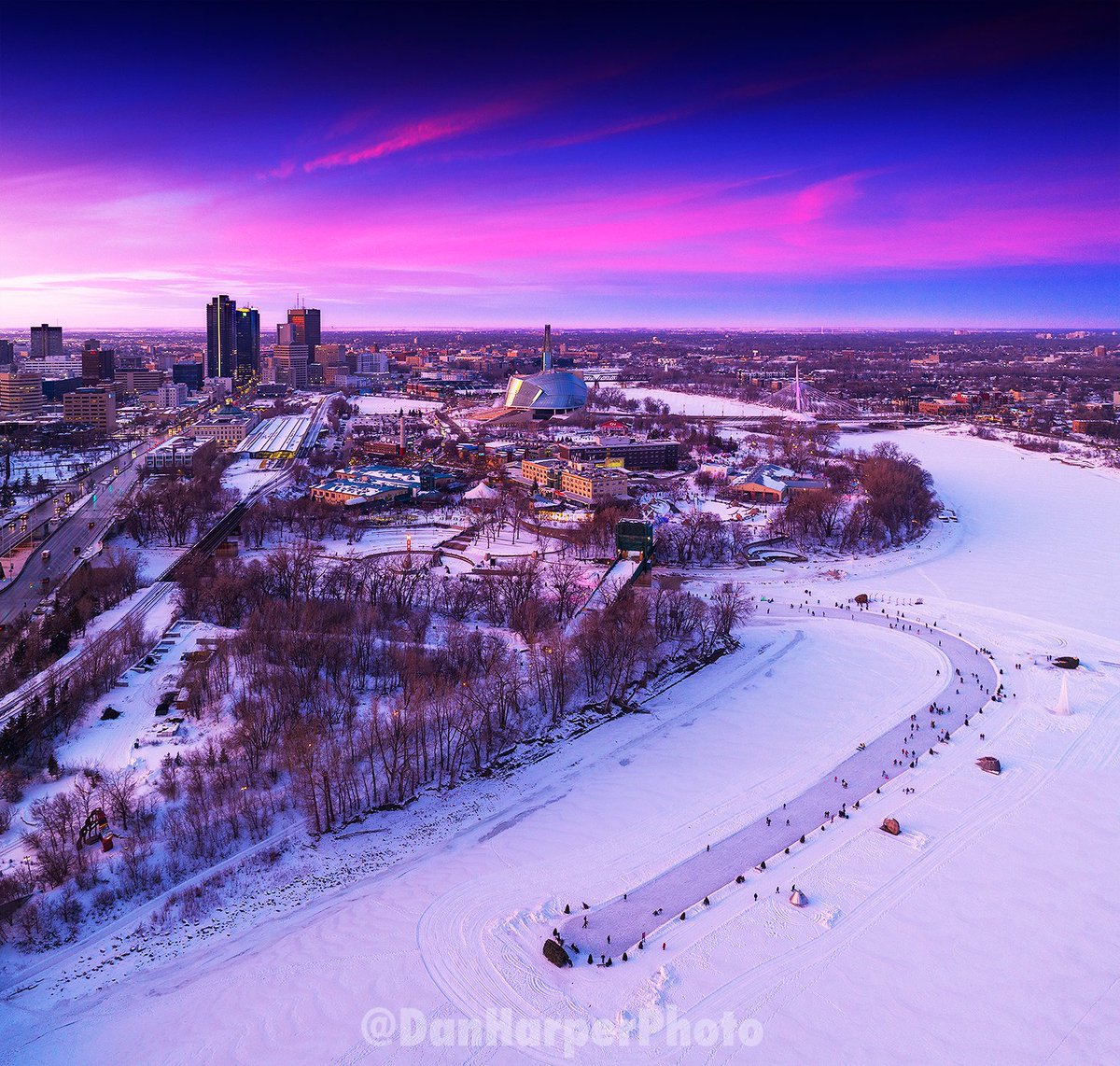 Even after #sunset there are still a ton of people enjoying the #NestaweyaRiverTrail !

#MeetMeAtTheForks #OnlyInThePeg #WinnipegPhotographer #LicensedDronePilot #DronePhotography #Drone