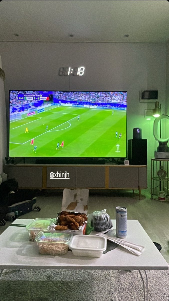 축구본대..알려주는 거 기여워...오빠가 보라고해서 나도 보는 중💖💖 역시 오빠들 최고💖💖 호준오빠 지호오빠 맛난 거 드셔요 하튜하튜💖