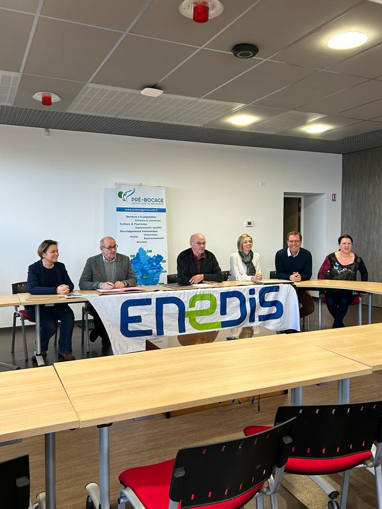 enedis_normand's tweet photo. Ce matin #PreBocageIntercom a adhéré à Help'Renov d'@enedis dans le #Calvados. Par ce dispositif de lutte contre la précarité, nous promettons d'accompagner l'#intercommunalité &les acteurs du #territoire dans la maitrise des consommations et la rénovation thermique des bâtiments https://t.co/NHPydrXYmi