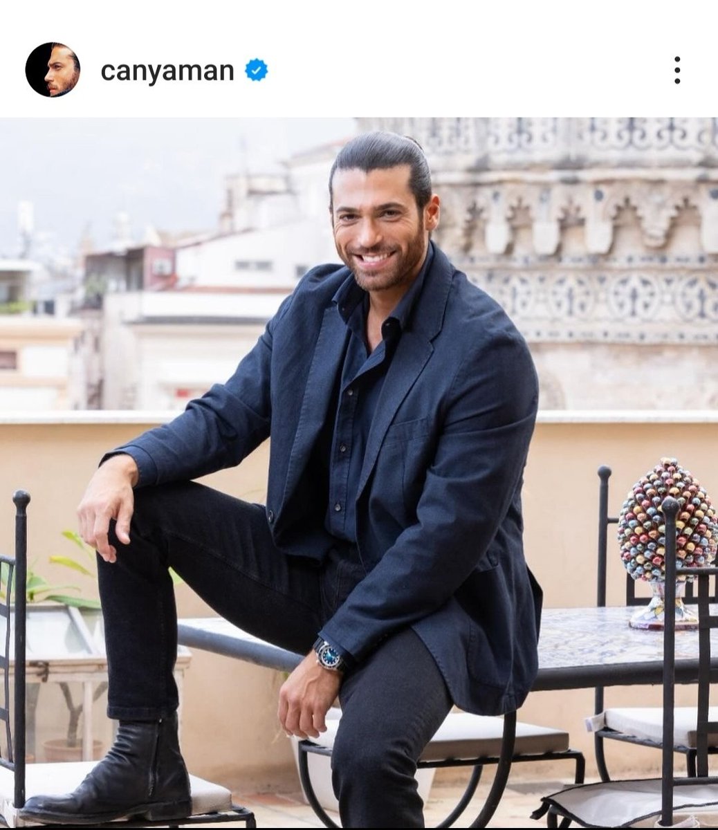 Belli gli intarsi della cattedrale che si intravedono dietro...ah, c'è anche #FrancescoDemir ?😂🫣
A presto allora con #ViolaComeIlMare2 

#CanYaman 💙