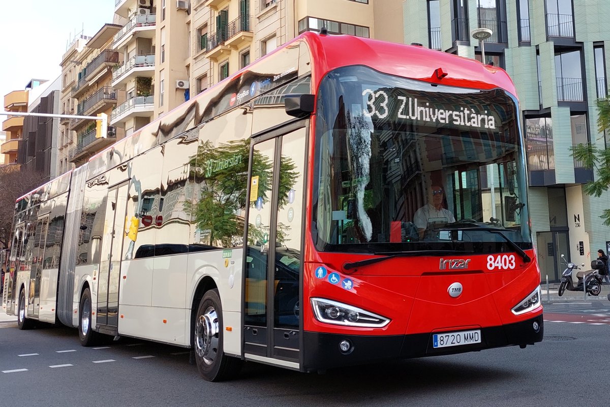 oriol52's tweet photo. Dos dels més de 80 autobusos elèctrics que donen servei avui a la xarxa de #busbcn. Hi ha models per a tots els gustos: estàndards, articulats, de bateries, de càrrega d'oportunitat i de pila d'hidrogen. #ecobus #zeroemissions #electricbuses #busspotting https://t.co/R8A6pSZWC0