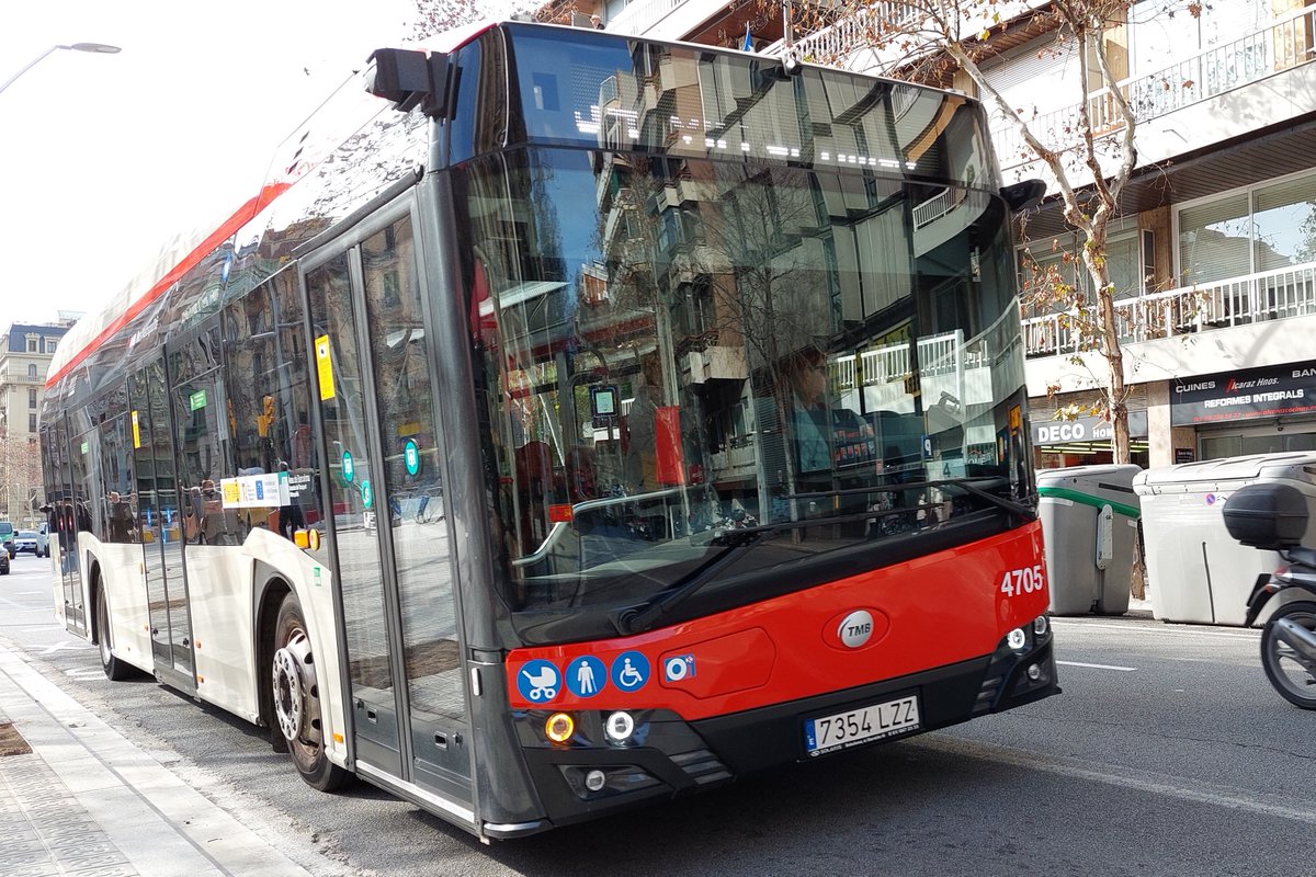 oriol52's tweet photo. Dos dels més de 80 autobusos elèctrics que donen servei avui a la xarxa de #busbcn. Hi ha models per a tots els gustos: estàndards, articulats, de bateries, de càrrega d'oportunitat i de pila d'hidrogen. #ecobus #zeroemissions #electricbuses #busspotting https://t.co/R8A6pSZWC0