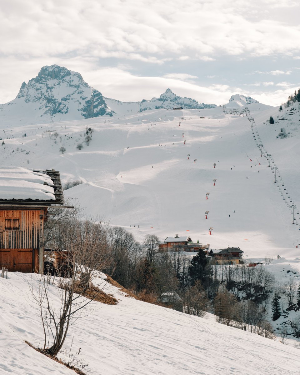 mongrandbo's tweet photo. La Pointe Percée veille sur le hameau des Bouts et le secteur du Maroly...🏔️😎

#monGrandBo #legrandbornand #pointepercee #domaineskiable https://t.co/vpCcgp21xR