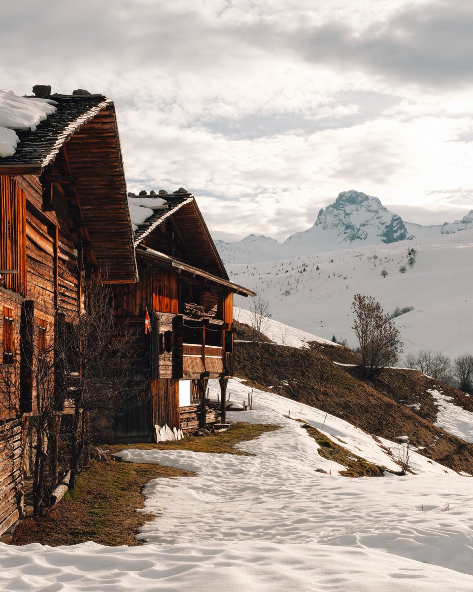 mongrandbo's tweet photo. La Pointe Percée veille sur le hameau des Bouts et le secteur du Maroly...🏔️😎

#monGrandBo #legrandbornand #pointepercee #domaineskiable https://t.co/vpCcgp21xR