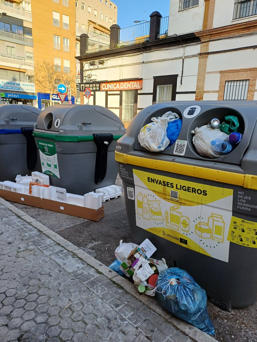 silviasanchezro's tweet photo. No hay derecho a esto,ruego que @LipasamSevilla venga a recojer esta cantidad de basura en la c/Pablo Legote con c/Madre Isabel Moreno en el barrio de Nervión @Ayto_Sevilla https://t.co/z0XkaPneLm