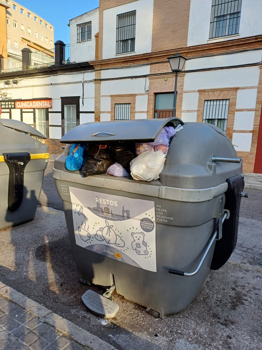 silviasanchezro's tweet photo. No hay derecho a esto,ruego que @LipasamSevilla venga a recojer esta cantidad de basura en la c/Pablo Legote con c/Madre Isabel Moreno en el barrio de Nervión @Ayto_Sevilla https://t.co/z0XkaPneLm