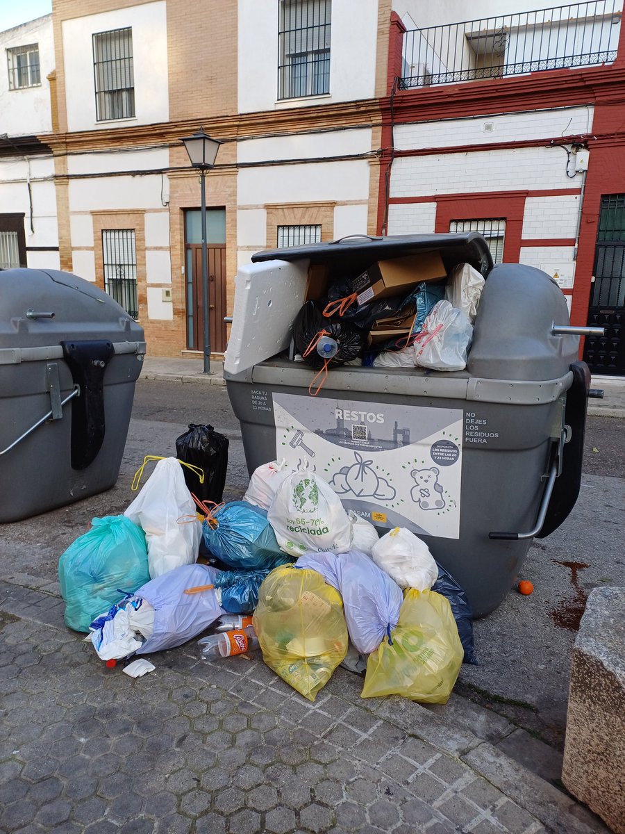 silviasanchezro's tweet photo. No hay derecho a esto,ruego que @LipasamSevilla venga a recojer esta cantidad de basura en la c/Pablo Legote con c/Madre Isabel Moreno en el barrio de Nervión @Ayto_Sevilla https://t.co/z0XkaPneLm