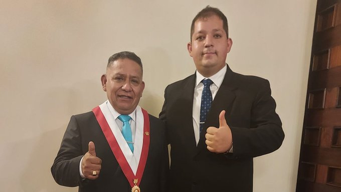 aspauzarazuri's tweet photo. Miren este par de payasos, uno es congresista y el otro su asesor, el mismo que quiso ingresar a la Academia Diplomática y como no pudo, ahora presentan un proyecto de ley para cambiar las reglas de ingreso y beneficiarse directamente.
@laencerronaperu https://t.co/CpsaCvG3Rw