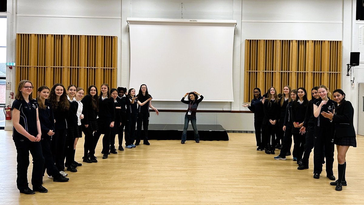 SydenhamHigh's tweet image. 🎭 Our Year 9 Italian students had a blast diving into language and culture with @LegalAliensITC! From icebreaker games to mastering pronunciation! What is a better way to learn the language by bringing it to life on stage.  ✨ #fearnothing #forgeyourownpath #girlseducation #GDST