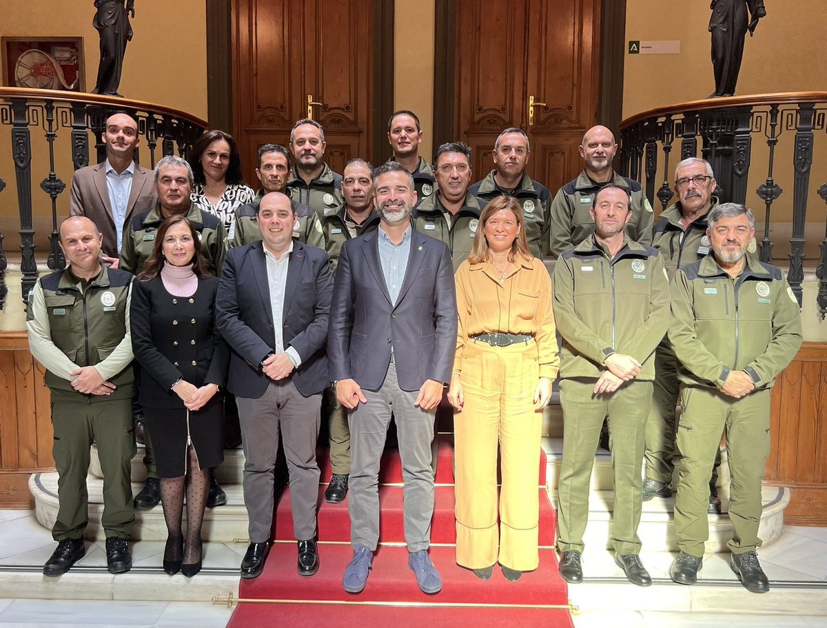 Con esta foto nos gustaría despedir a María del Mar Plaza <a href="/MplazaYel/">Maria del Mar Plaza</a> como Secretaria General de Sostenibilidad, Medio Ambiente y E. Azul de <a href="/MedioAmbAND/">Consejería de Sostenibilidad y Medio Ambiente</a>, agradeciéndole su labor y su talante, durante todo este tiempo, al frente de este colectivo. Un fuerte abrazo y mucha suerte.