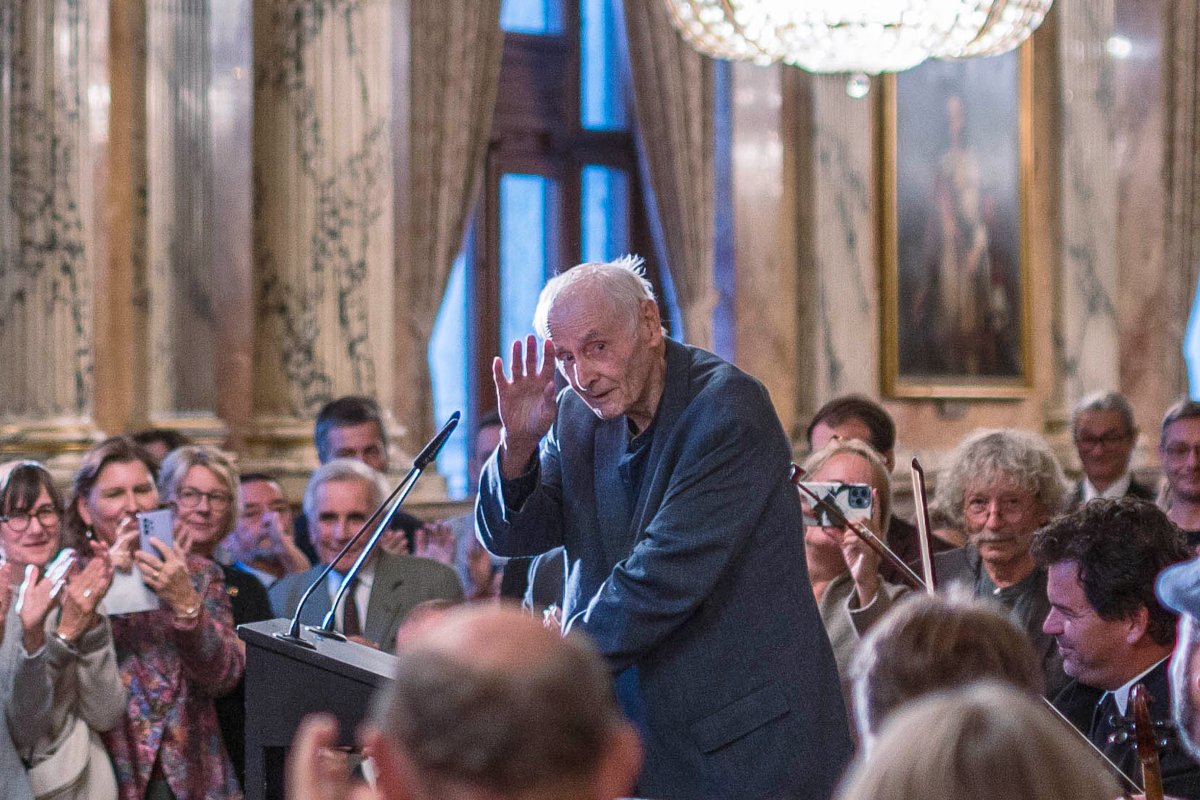 nachtkritik's tweet photo. "Wir verneigen uns vor ihm in stillem Gedenken", sagt Martin Kusej @burgtheater zum Tod des großen ehemaligen Burgtheaterdirektors Achim Benning (Foto: Paul Kulec / HBF). Unsere Meldung:  
https://t.co/V1ok2Aa0SY https://t.co/ZjpUQl826M