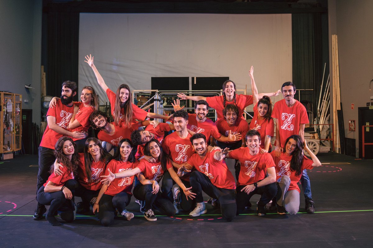 ❤️‍🔥 Elencazo al frente de “El Año Pasado por Agua” del Proyecto Zarza de este 2024.

Feliz y orgullosa de lucir un año más la “Z” del <a href="/TeatroZarzuela/">TeatrodelaZarzuela</a> ✨