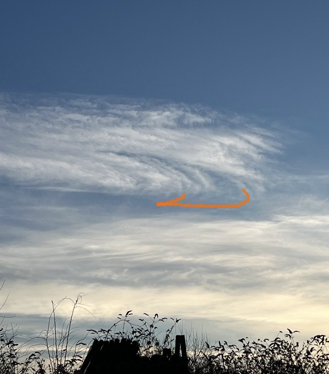 Only on the day the @McLarenF1 MCL38 fires up I see this in the sky 🖤🧡🏎️🔥☁️ #WhateverItTakes #FansLikeNoOther #BelieveInMclaren