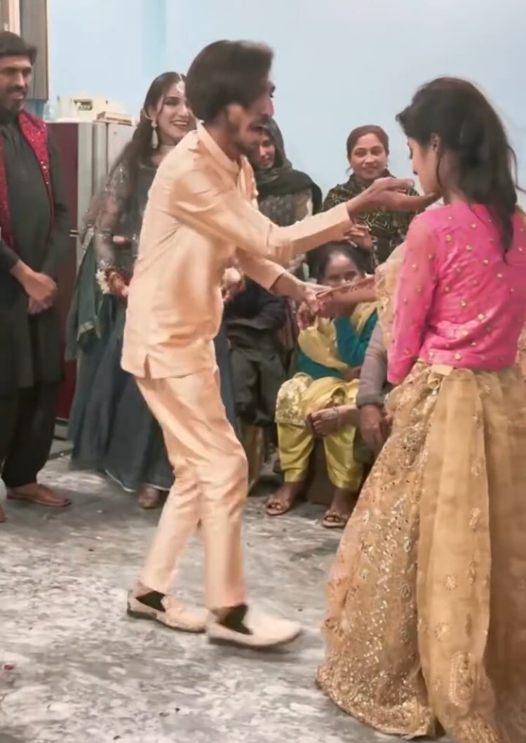 apka_mansoor's tweet photo. Phir tum log pochty ho Mujhy “Karachians” kyun psnd nahi hain... https://t.co/qVjNOpVTQk