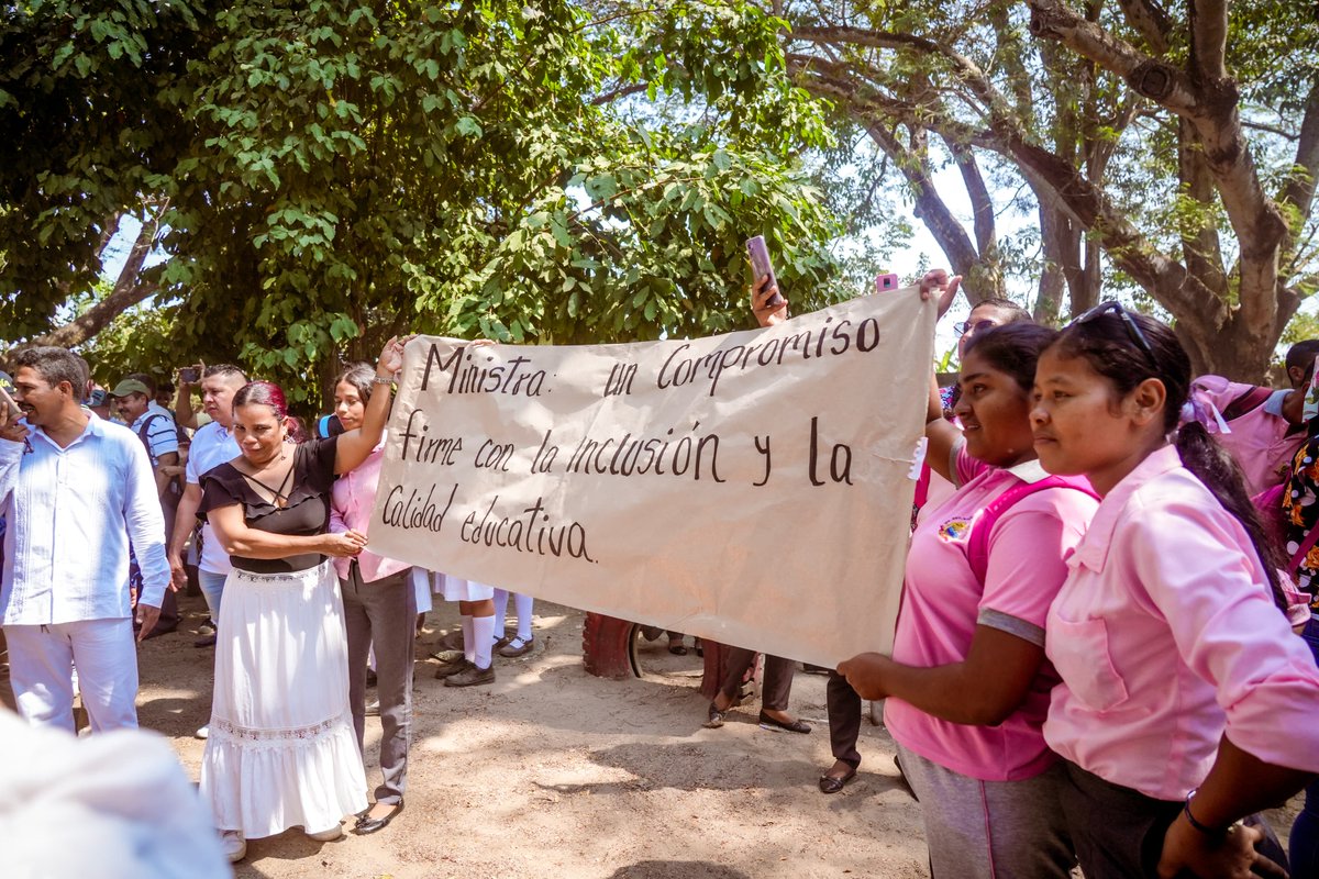 La ministra @AuroraVergaraF1 llega a la Escuela Normal Superior de Mompox con el @GobDeBolivar, @YamilHAranaP, y los alcaldes de @MompoxAlcaldia, @SantaRosadelSur, @alcaldia_simiti, San Pablo, Cantagallo y Morales, para cerrar compromisos en materia educativa. 

Abrimos hilo 🧵👇🏽