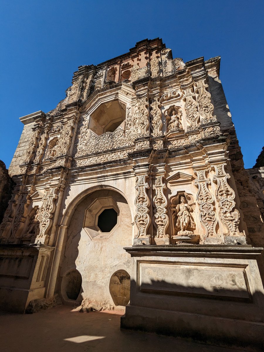 undertourists's tweet photo. We spent two weeks in the gorgeous city of #Antigua, #Guatemala - it's packed full of stunning faded colonial architecture. https://t.co/d2jCGNNftU