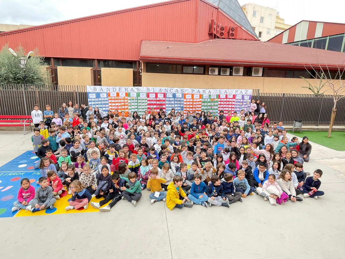 MurciaSanPablo's tweet photo. Día de la Paz 🏳️❤️☮️
Todos los alumnos del colegio han celebrado el día de la Paz ❤️ Hemos desarrollado una iniciativa de UNICEF en la que cada niño crea su bandera con un mensaje por y para la Paz 😍
@unicefenespanol @UNICEF
#SOMOSSANPABLO
#Educación #Murcia #Educarm https://t.co/H32XQuQW1u