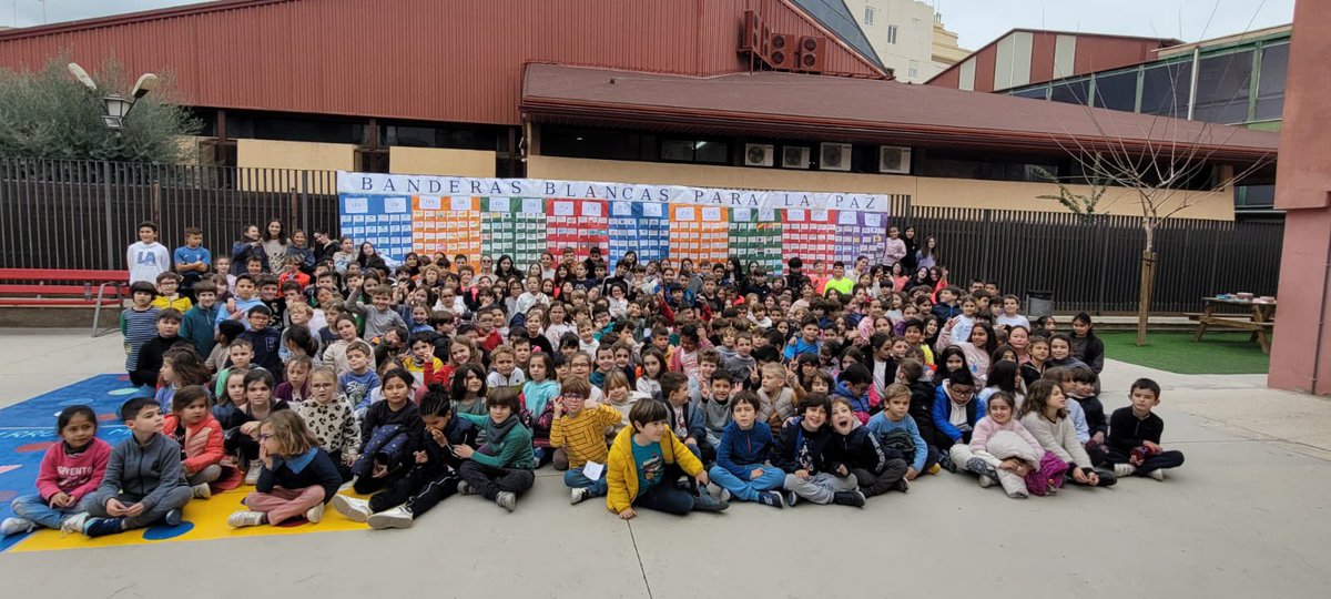 MurciaSanPablo's tweet photo. Día de la Paz 🏳️❤️☮️
Todos los alumnos del colegio han celebrado el día de la Paz ❤️ Hemos desarrollado una iniciativa de UNICEF en la que cada niño crea su bandera con un mensaje por y para la Paz 😍
@unicefenespanol @UNICEF
#SOMOSSANPABLO
#Educación #Murcia #Educarm https://t.co/H32XQuQW1u