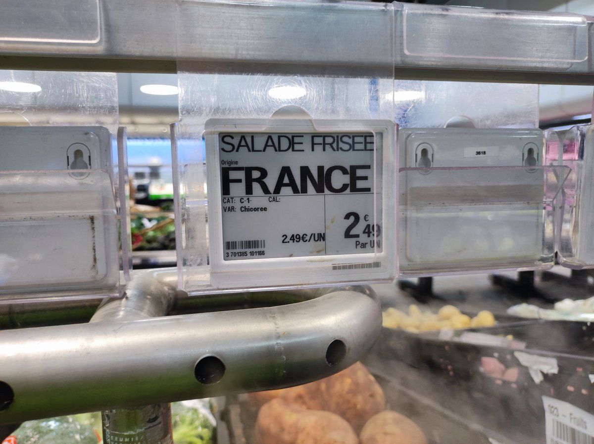 JohnnyBaudelai2's tweet photo. Bon délire à Leclerc : je suis devant une salade frisée, et je demande à tout le monde si je suis à Leclerc ou alors chez le coiffeur😂💇‍♂️ (car frisée = salade mais frisée = style de coiffure aussi)🤣 Et vous, vous avez des bons délires aussi ?!?! https://t.co/yIPZ8N9UP5