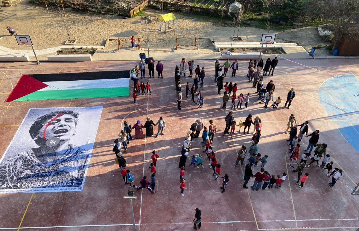 ElSaltoMadrid's tweet photo. Las familias del CEIP República de Venezuela se solidarizan con los niños y niñas de Gaza y se unen a la petición de alto el fuego en el día mundial de la paz. Esta tarde han escrito #FreeGaza
#DíaDeLaPaz 🕊️ https://t.co/bhsVfSr7ii
