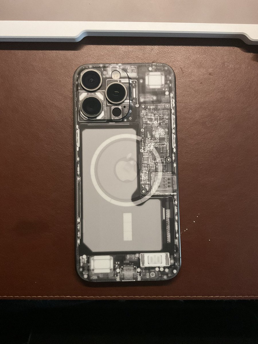 Claudiuksn's tweet photo. @dbrand @robot 
Less than 2 months with your official Ghost case and the xRay Skin and it’s already shrinking badly
Before and after. 
Applied the skin on December 4th, let it without a case for half a day for the glue to “cure”. Yet, here it is and I only took it out a few times https://t.co/DViu7dVtlA