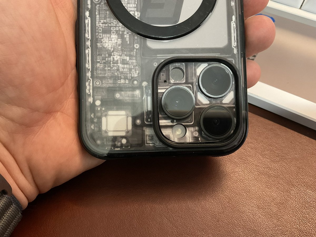 Claudiuksn's tweet photo. @dbrand @robot 
Less than 2 months with your official Ghost case and the xRay Skin and it’s already shrinking badly
Before and after. 
Applied the skin on December 4th, let it without a case for half a day for the glue to “cure”. Yet, here it is and I only took it out a few times https://t.co/DViu7dVtlA