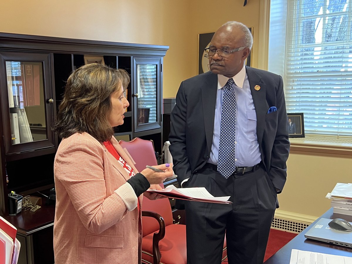 CarissaSurber's tweet photo. “There’s no place for assault rifles in a civilized society. I’m not gonna give up!” 

Thank you, @BenBrooksSr for being a gun sense champion! 

#momsdemand #MDGA24 https://t.co/jBEGPND0gU
