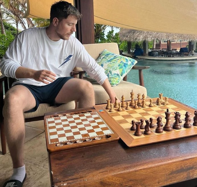 chesspage1's tweet photo. This man is visiting my $250,000,000 private island and set up the board wrong

does anyone know who that is? https://t.co/Yl6smv7Rmn