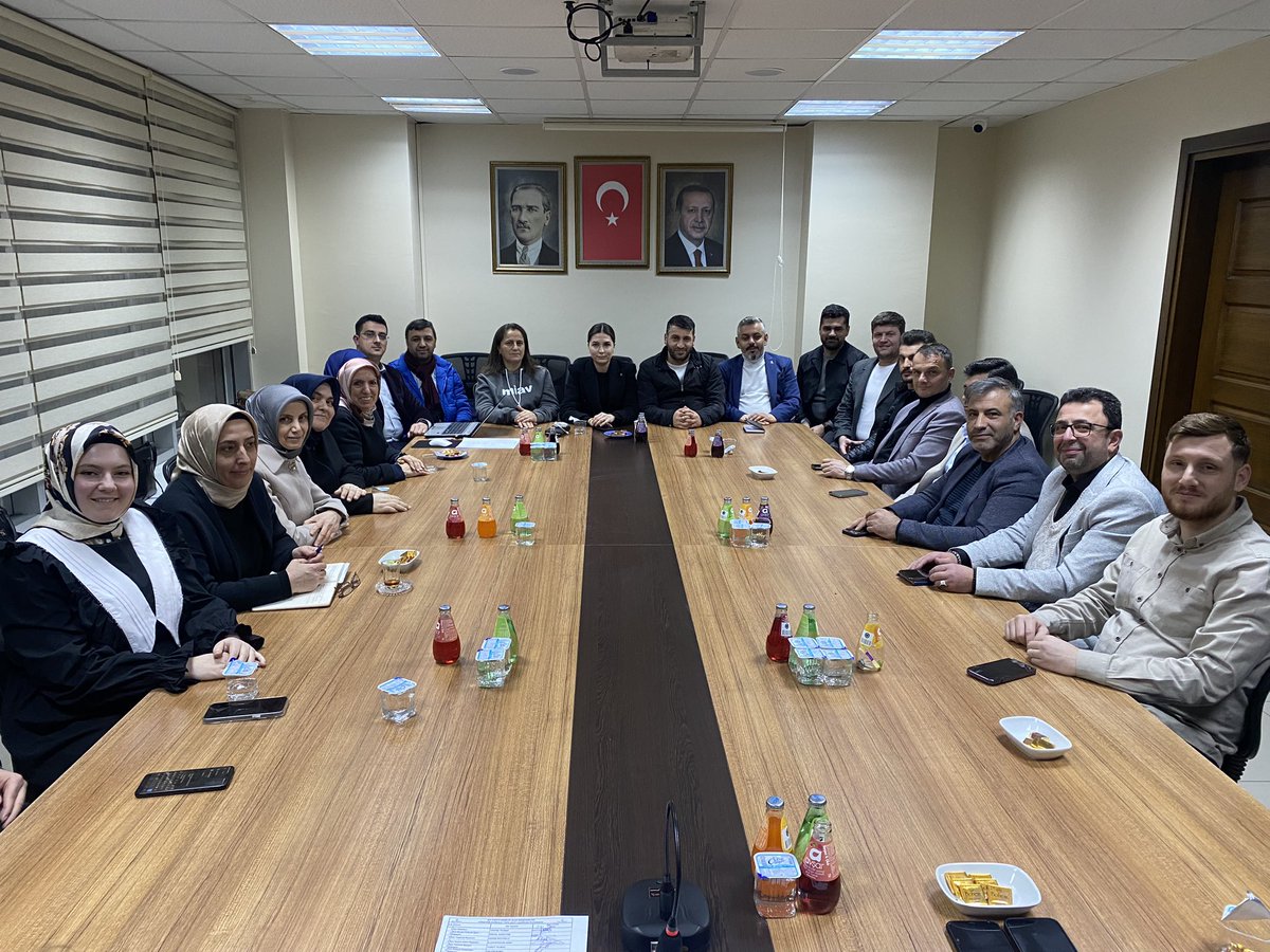 İlçe Başkanımız Sn. Tevfik YILMAZ ‘ın Başkanlığında, Yönetim Kurulu Üyelerimiz, Kadın Kolları ve Gençlik Kolları Başkanlarımız ile birlikte Haftalık Olağan Yönetim Kurulu Toplantımızı gerçekleştirdik.
Hayırlara vesile olsun.