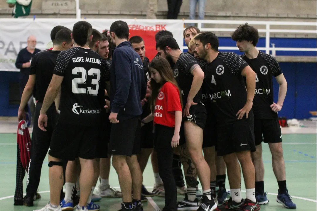 BalonmanoGure's tweet photo. Este fin de semana tendremos doble sesión de balonmano en Divino Maestro

#gugaragure https://t.co/AWAN0k8oxA