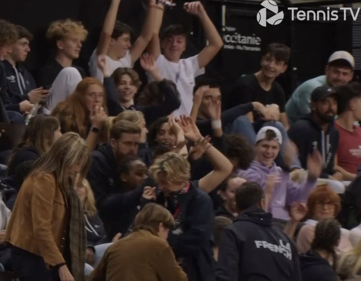 OpenCourt's tweet image. If you're looking for those elusive dudes who started THE WAVE, here they are. Camera *happened* to be right on them.
Didn't go anywhere, though. 🤣
#WaveFail