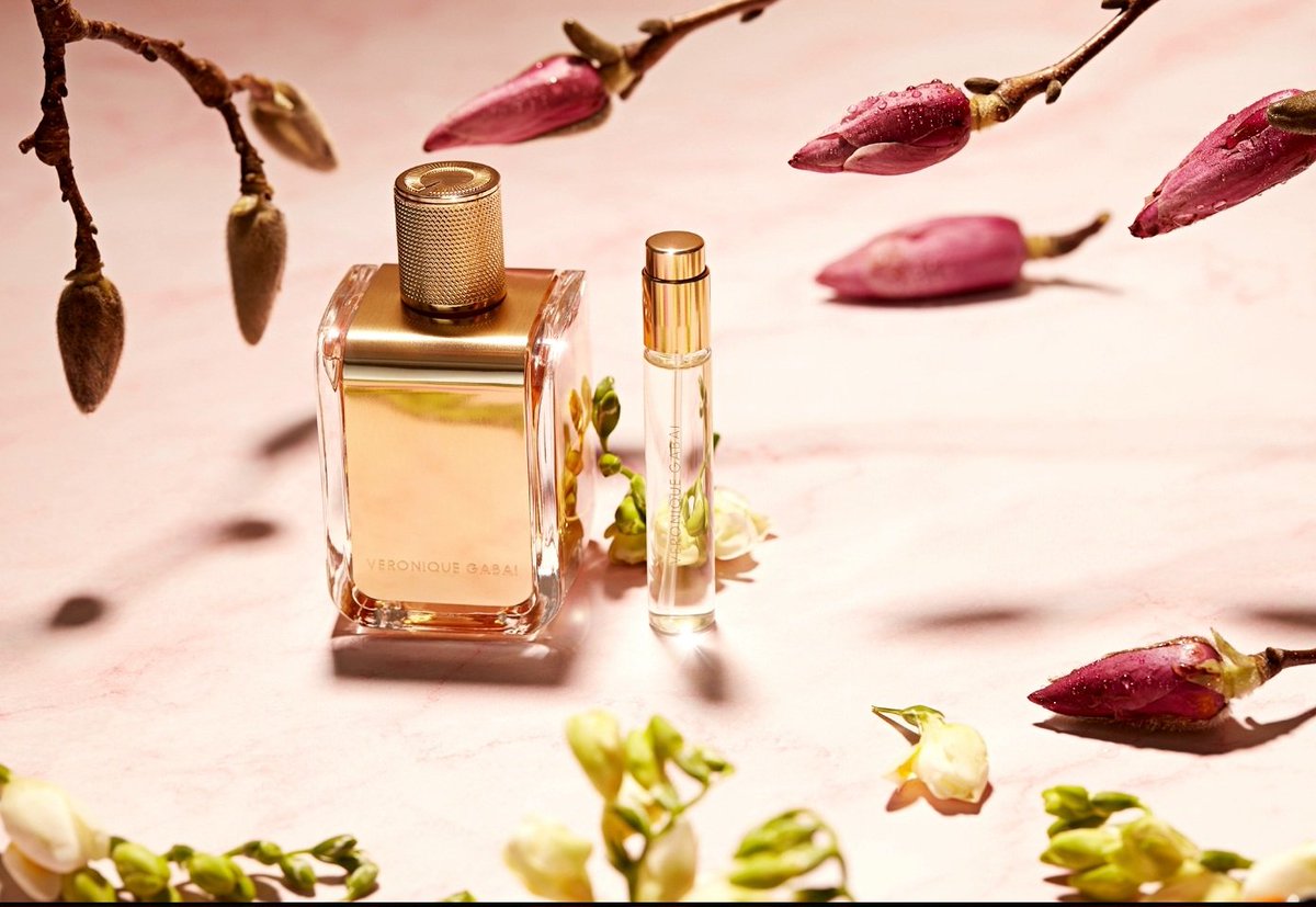 justelamode's tweet photo. Découvrez le soleil en bouteille grace aux parfait mélange de la rose,magnolia, rhubarbe,  bois de cèdre, musc, avec 
"Ready for rosé"
 de VÉRONIQUE GABAI 
aux printemps haussmann 1er étage 
#VeroniqueGabai #parfum #madeinfrance #printempshaussmann #parisfrance #beauty #glamour https://t.co/mJgr0PY7yL