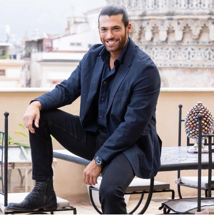 kikas_daisies's tweet photo. ⏳️...Viola Come il Mare 2 💥
🥂
The sooner they realize that CY'S success in Italy is due to his hard work, intelligence and uniqueness, the better.  Sooner or later, falsehoods and imitations always gets its deserved karma 🛎😎.
#CanYaman 💙
#FrancescoDemir 
#ViolaComeIlMare2 https://t.co/yBpAJqlxcF