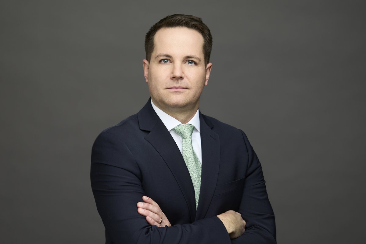 BoothForBiz's tweet photo. This subject has a locked-in gaze and a polished look.  #corporateheadshots #newyorkheadshots #businessphotography #executiveportrait https://t.co/JgSDVA1CVH