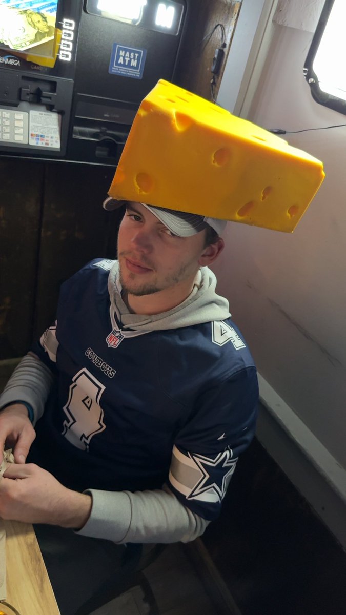 jpatt3_'s tweet photo. Day 5: @BBulaga my family and I are huge Packer fans. We bought The Scoreboard in Quincy, IL. Home of the voted best cheeseburger in town. We are working on a plaque that says “Bryan Bulaga eats free here”. Of course you have ties to Quincy.. so come eat lunch on us! #PackerBar https://t.co/SiEVoHSBh4