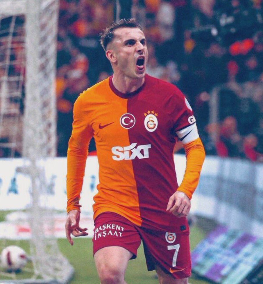 Mücadele etmediği, formasını terletmedigi tek bir maç yok tek bir maç! Şampiyonluk yolunda takıma köstek olacak taraftar s...sin gitsin!
Bu aslan parçasına tam destek, hep destek!..#SeniSeviyoruzKerem