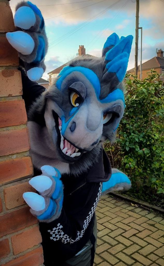 JawsNpawsUK's tweet photo. Pictures of the raptor mini partial suit that will be up for sale at @Scotiacon_Info this weekend! 👀🦖 https://t.co/mM0ucqYdUR