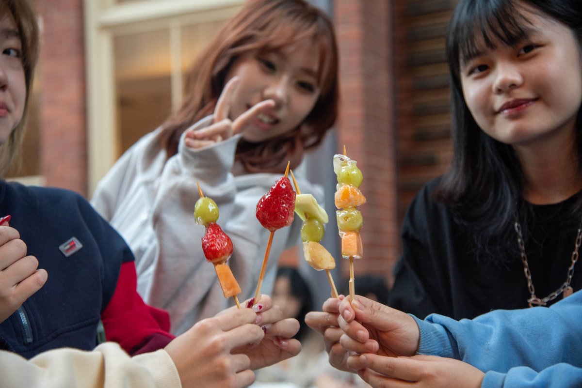 SmithBusiness's tweet photo. Earlier in January, more than 100 #SmithCommerce students gathered at #GoodesHall for Multicultural Day.
Student groups set up booths to share their cultures through food and games, while connecting with other students from around the world.
(Photos: Iris Xie, Commerce Society) https://t.co/cpLVVwCNmt