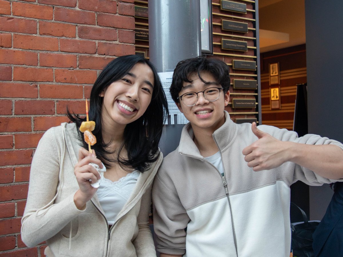 SmithBusiness's tweet photo. Earlier in January, more than 100 #SmithCommerce students gathered at #GoodesHall for Multicultural Day.
Student groups set up booths to share their cultures through food and games, while connecting with other students from around the world.
(Photos: Iris Xie, Commerce Society) https://t.co/cpLVVwCNmt