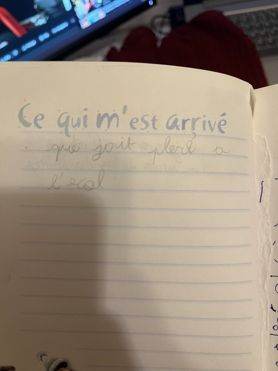 Loonika's tweet photo. J'ai retrouvé mon journal de 2009 je suis morte de rire le truc est catastrophique et j'avais un gros gros problème d'orthographe 😭 https://t.co/7PPoqra3Gp