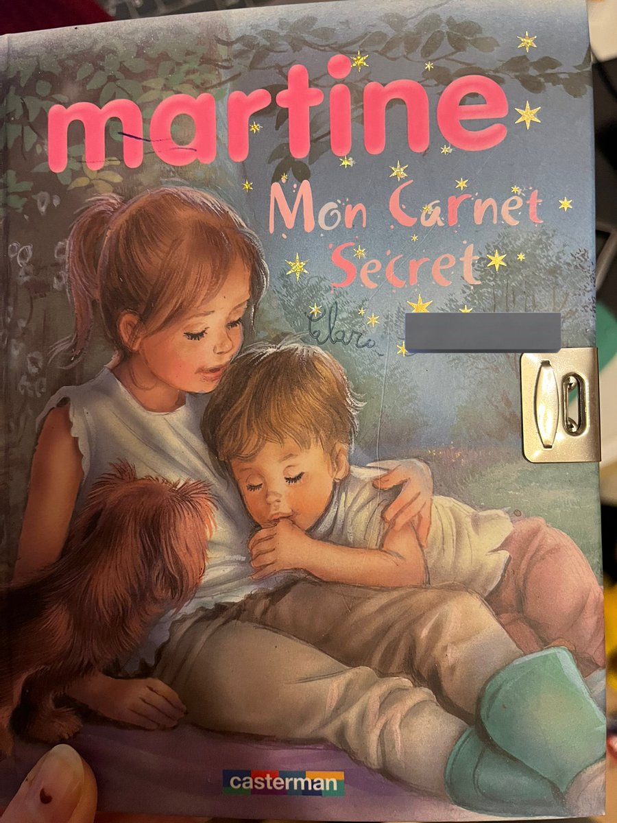 Loonika's tweet photo. J'ai retrouvé mon journal de 2009 je suis morte de rire le truc est catastrophique et j'avais un gros gros problème d'orthographe 😭 https://t.co/7PPoqra3Gp