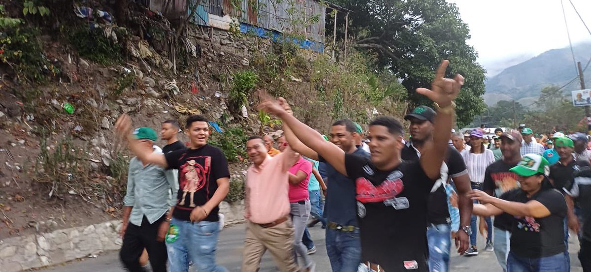 Ayer estuvimos en el Municipio de Peralta, Azua junto a nuestro próximo alcalde, Yovel Martínez Recorrimos juntos cada rincón del municipio , conectándonos con la gente. 
#CaravanaFP 
<a href="/FPcomunica/">@Fuerza del Pueblo (FP)</a> <a href="/LeonelFernandez/">Leonel Fernández</a> <a href="/DrHenryMeran/">Dr. Henry Merán</a> <a href="/RubenMaldonadoD/">Ruben Maldonado</a> <a href="/RamirezSiano/">Siano</a> <a href="/zuleicagarcia88/">Zuleica García</a>