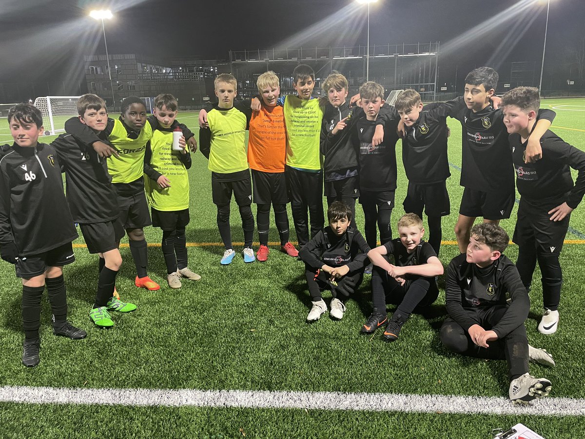 Currie_FC's tweet image. This week’s #railsaftey message was about electricity and how high it can jump, the crossbar really helped the visualisation of this. 🥅 ⚡️ 

We are all learning, coaches included!

@NetworkRailSCOT 

#stayoffthetracks