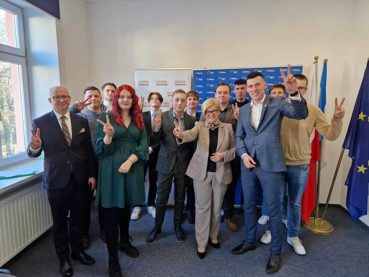 chludzinski_m's tweet photo. Na dzisiejszym spotkaniu podkarpackich struktur @NowaGeneracjaRP gościliśmy @TKH_Teresa. Dziękujemy za obecność i rozmowę! 
Naszym delegatem do Rady Krajowej został @JakubPilch26 👏
Dziękujemy @elukacijewska i @pawelkowalpl za stałą pomoc w organizacji naszych spotkań!❤️ https://t.co/bKhuvBzFfG