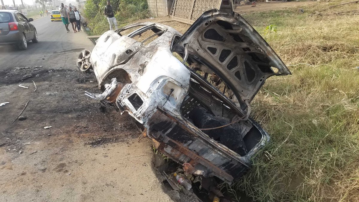 shingTimothy237's tweet photo. One killed other injured and cars burnt after separatist fighters attacked civilian area in Buea on 29/01/2024 https://t.co/bDXYaK6ARK