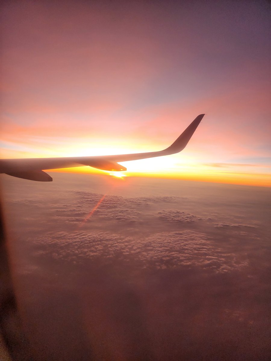 Nothing like a sunset view from the window seat. 🧡 #TravelDiaries #PlanePhotography 😍